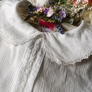 BEAUTIFUL ANTIQUE CRISP WHITE COTTON BLOUSE! FRENCH CUFFS AND LACE TRIMS!